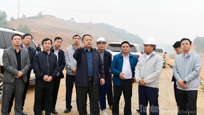 Ketua Komite Rakyat Provinsi Phan Huy Ngoc memeriksa kemajuan pembangunan jalan tol Tuyen Quang - Ha Giang (fase 1).