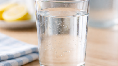 Minum air tampaknya sederhana, lalu mengapa masih banyak orang yang melakukannya dengan cara yang salah?
