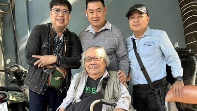 Seniman Rakyat Tran Minh Ngoc mementaskan drama karya Luu Quang Vu untuk merayakan ulang tahunnya yang ke-90.
