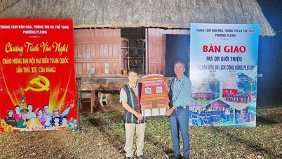 Wad Pleiku menyerahkan kod QR untuk memperkenalkan perkampungan pelancongan komuniti Plei Ơp.
