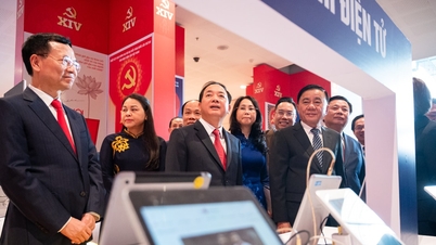 Party and State leaders visit exhibitions and display areas celebrating the 14th National Congress of the Party.