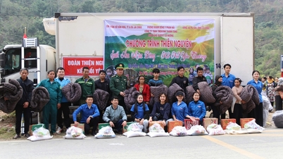 Program amal "Memanaskan Musim Sejuk - Berhubung dengan Kasih Sayang" di komune Pa Tan.