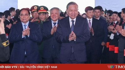 De secretaris-generaal en de premier woonden de ceremonie bij ter gelegenheid van de start van de bouw van de eerste fabriek voor de productie van halfgeleiderchips in Vietnam.
