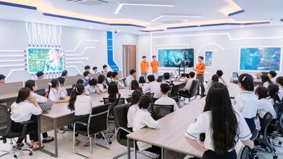 The university announces scholarships to seek talent in the digital age.