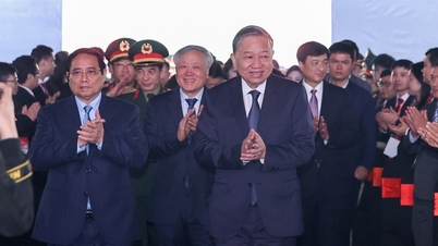Sekretaris Jenderal To Lam menghadiri upacara peletakan batu pertama pabrik manufaktur chip semikonduktor pertama di Vietnam.