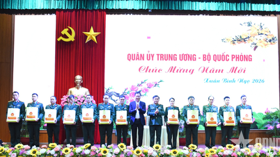 General Hoang Xuan Chien besucht, inspiziert und überreicht mehreren Einheiten Geschenke.