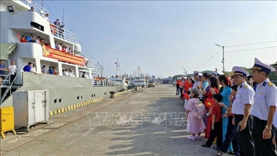 Dua kapal Tentera Laut belayar membawa hadiah Tet ke platform luar pesisir DK1 dan kapal rondaan di laut.
