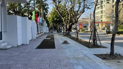Finalizarea urgentă a proiectului de renovare a trotuarului de pe strada Hung Vuong.