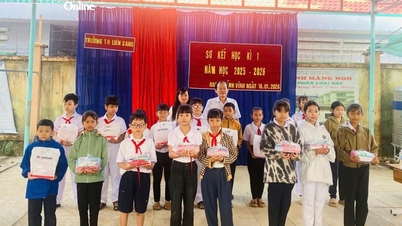 The Women's Union of Nam Khanh Vinh commune donated 60 gifts to students from disadvantaged backgrounds.