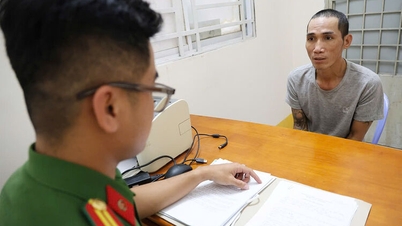 An Giang: Suspect found in possession of drugs and firearms in his house.