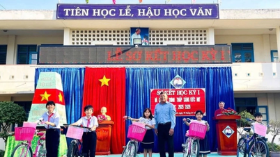 โรงเรียนประถมเดียนคานห์ 2 บริจาคจักรยานและของขวัญให้แก่นักเรียนที่ด้อยโอกาสแต่ตั้งใจเรียน