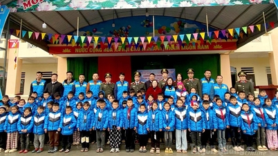 ตำรวจจังหวัดตวนกวางกำลังดำเนินโครงการ "เสื้อผ้ากันหนาวสำหรับเด็ก" ในพื้นที่ชายแดน