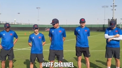 ข้อความสร้างแรงบันดาลใจอันทรงพลังของโค้ชคิม ซัง-ซิก คือ: "ทุกคนต่างเจ็บปวด แต่เราต้องอดทน ทีมชาติเวียดนาม U23 มุ่งมั่นที่จะเอาชนะสหรัฐอาหรับเอมิเรตส์"