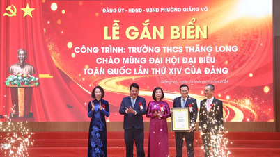 Hanoi enthüllt Gedenktafel für Schulbauprojekt zur Feier des 14. Nationalkongresses der Kommunistischen Partei Vietnams.