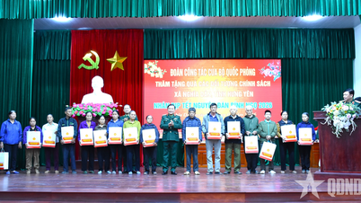 General Hoang Xuan Chien besucht die Empfänger sozialer Leistungen in der Gemeinde Nghia Dan und überreicht ihnen Geschenke.