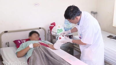 한 십대 소년이 수제 폭죽을 만들다가 손에 심각한 부상을 입었습니다.