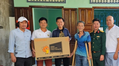 Legenda sepak bola berkompetisi di PickFootball, menyumbangkan TV kepada orang-orang yang terkena dampak badai dan banjir di Khanh Hoa.
