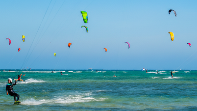 Lassen Sie sich von dem faszinierenden Kitesurf-Spektakel auf dem Meer in Khanh Hoa begeistern.
