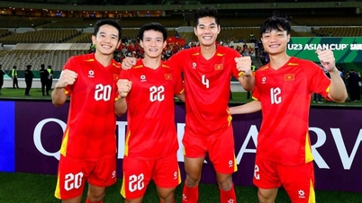 베트남 U23 대표팀 선수들은 UAE U23 대표팀과의 경기에서 승리한 후 환호성을 질렀다.