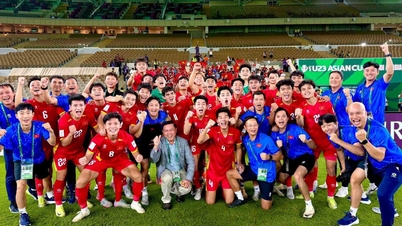 영상에는 베트남 U23 대표팀 선수들이 감격에 겨워 관중석의 팬들에게 감사를 표하는 모습이 담겨 있습니다.