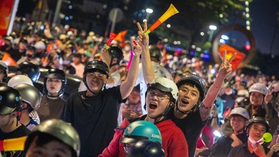 ホーチミン市の眠れない夜は、U23ベトナム代表が勝利を祝ったことで歓喜で沸き起こった。