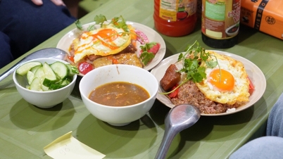 O segredo por trás do prato de arroz glutinoso de 55.000 VND com bochechas cor de pêssego, do qual o dono de um restaurante em Hanói vende centenas de porções por dia.