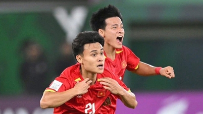 S'arrêtant juste à temps au moment d'enlever son maillot, le héros de l'équipe vietnamienne des moins de 23 ans ne manquera pas les demi-finales.