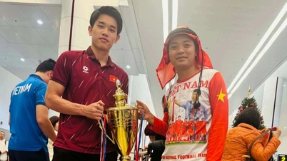 ファンはU23ベトナム代表を応援するために1億5000万ドンを費やしてサウジアラビアまで渡航した。
