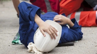 Un paciente joven que se desplomó mientras trabajaba fue rescatado del borde de la muerte.