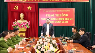Pengerusi Jawatankuasa Rakyat Wilayah Phan Huy Ngoc memberi galakan dan penghargaan kepada pasukan yang berjaya membongkar sindiket penipuan di Kemboja.