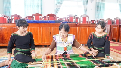 The Ma people quietly preserve the craft of brocade weaving.