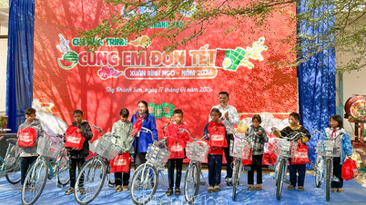Tổ chức chương trình “Cùng em đón Tết” cho thiếu nhi xã Tây Khánh Sơn