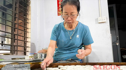 오래된 투싸 거리는 성수기 동안 활기가 넘치며, 수백 년 된 수공예품들을 선보입니다.