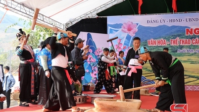 Niezwykły konkurs w tłuczeniu ciastek ryżowych na Festiwalu Kulturalno-Sportowym w Huoi Mot Commune.