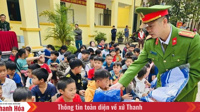 Jabatan Polis Pencegahan dan Penyelamat Kebakaran menyampaikan sumbangan kepada pelajar miskin di komune Muong Chanh.