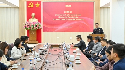 Er werden ruim 5.000 exemplaren van de Nhan Dan Spring Newspaper gedoneerd aan marineofficieren, soldaten en de inwoners van Truong Sa.