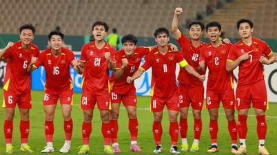 Los fanáticos vietnamitas sub-23 pasaron todo el día en un estado de alegría extática, elogiando al equipo por su talento, fuerza y ​​​​buena apariencia.