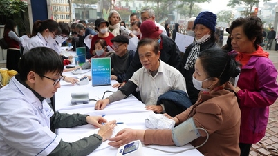 Honderden ouderen ontvingen gratis medische controles en cadeaus in het kader van het programma "Leef elke dag gezond – voor een écht gezond Vietnam".