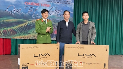 Freiwilligengruppe des Bezirks Pho Hien: Spendete Tet-Geschenke im Wert von fast 300 Millionen VND an Schüler und Einwohner der Provinz Tuyen Quang.