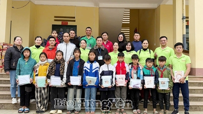 Der 17. Freiwilligenclub spendete Geschenke zur Unterstützung von Menschen und Schülern in der Provinz Lao Cai.