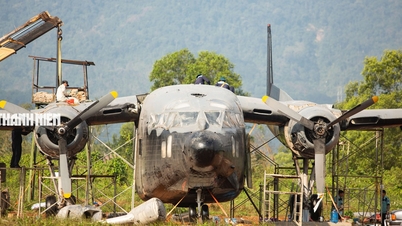 Крупный план процесса сборки самолета C-119 в аэропорту Та Кон.