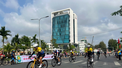 165 cyclistes ont participé à la course cycliste commémorant le 66e anniversaire du soulèvement de Ben Tre.