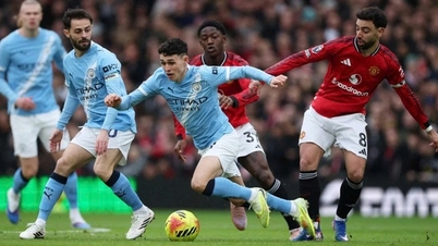 Premier League: MU wint gemakkelijk van Man City in de debuutwedstrijd van manager Michael Carrick.