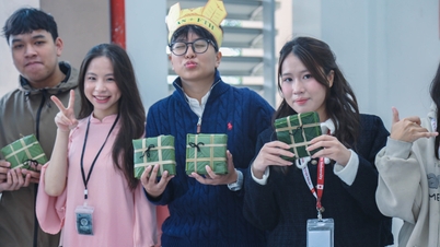 A Vietnami-Japán Egyetem hallgatói banh chungot (hagyományos vietnami rizssüteményt) készítenek korán, hogy megünnepeljék a „Vietnam-Japan Tet 2026”-ot.