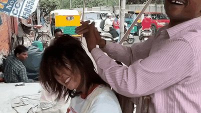 7 Millionen Menschen sahen zu, wie vietnamesische Touristen in Indien wirbelnde Massagen und Haarwäschen erhielten.