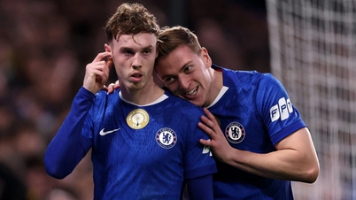 Chelsea nadále neúnavně pronásleduje Manchester United a Liverpool.