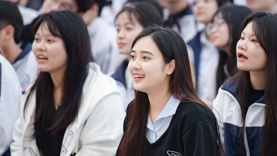 Em Thanh Hoa, os alunos participam de sessões de aconselhamento sobre a escolha de cursos e universidades, visando o processo de admissão ao ensino superior em 2026.