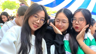 Milhares de estudantes em Da Nang participam do programa de admissão à universidade e orientação profissional.
