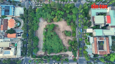 Tanah awam di tengah-tengah Bandar Raya Ho Chi Minh sedang diubah suai untuk menyambut Tet.