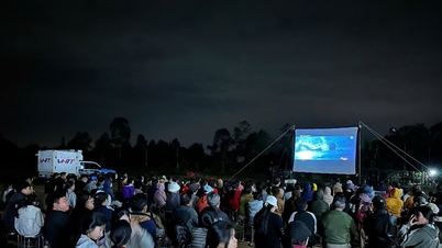Da Nang proyecta películas móviles para celebrar el 14º Congreso Nacional del Partido.